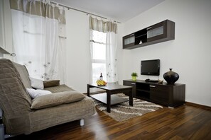 32-inch TV with cable channels - Senator Warsaw Apartments (Warsaw)