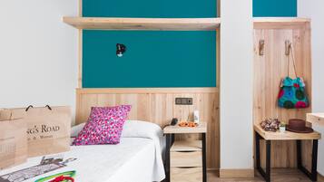 Bureau, rideaux occultants, Wi-Fi gratuit, draps fournis