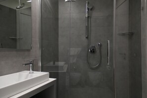 Shower, free toiletries, hair dryer, slippers - Lungotevere Suite (Rome)