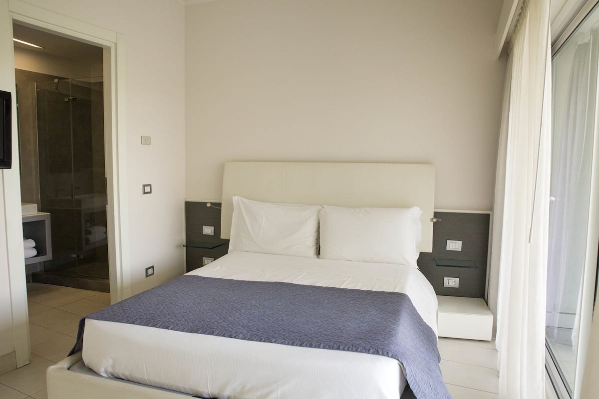 Luxe beddengoed, een kluis op de kamer, een bureau, geluiddichte muren