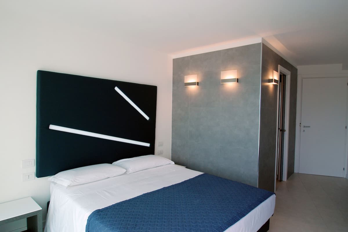 Luxe beddengoed, een kluis op de kamer, een bureau, geluiddichte muren