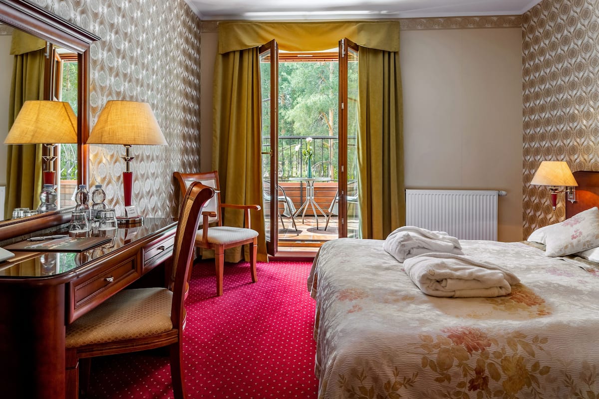 deluxe double room | 1 bedroom, desk, blackout curtains, iron/ironing board