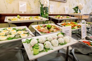 Free daily buffet breakfast