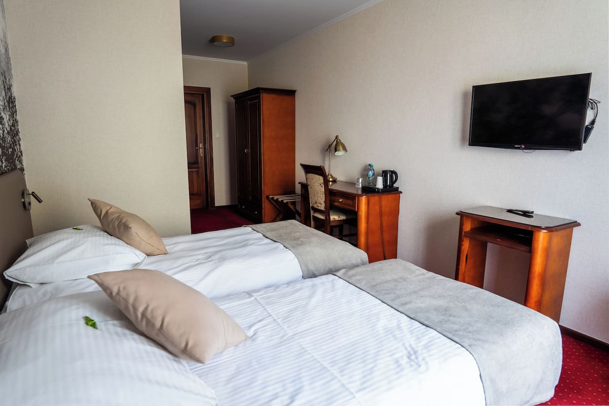 Escritorio, cortinas blackout y tabla de planchar con plancha 