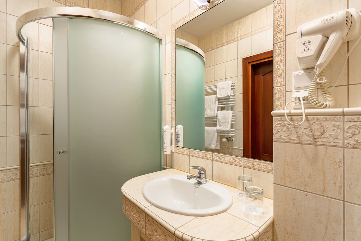 standard twin room | bathroom | shower, hair dryer, towels