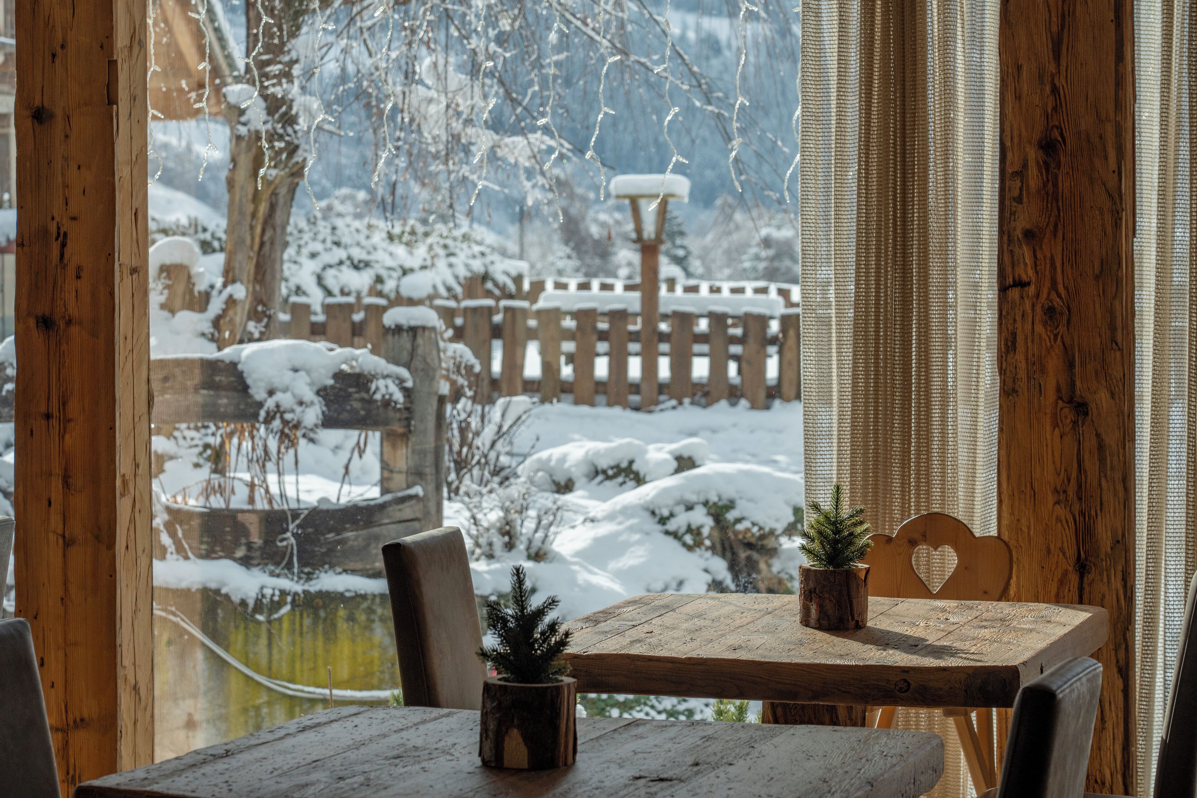 Der serveres frokost, aftensmad og lokale retter med udsigt til haven 