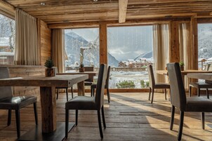 Se sirven almuerzos, cenas y cocina local (con vistas al jardín)