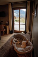 Habitación triple superior | Ropa de cama hipoalergénica, caja fuerte, escritorio y cortinas opacas