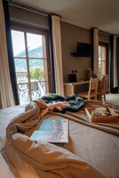 Quarto triplo superior | Roupas de cama antialérgicas, cofres nos quartos, escrivaninha