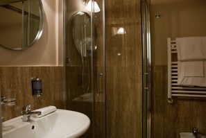 Double Room | Bathroom | Combined shower/tub, rainfall showerhead, hair dryer, bidet - Black 5 Florence (Florence)