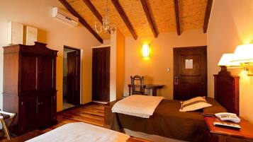 Deluxe Twin Room, 2 Katil Bujang (Single) | Peralatan tempat tidur premium, bar mini, peti besi dalam bilik, meja