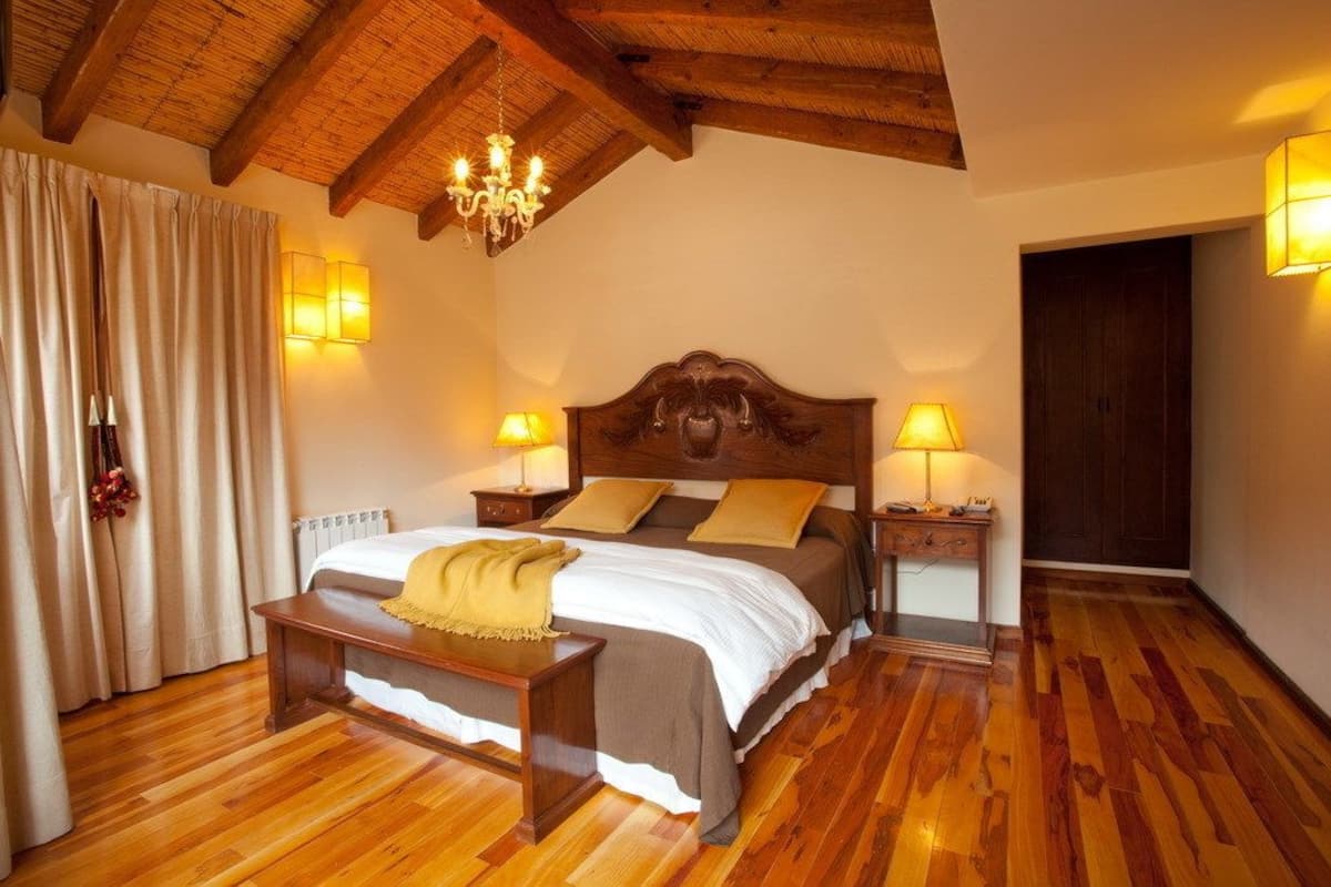 deluxe double room, 1 king bed | premium bedding, minibar, in-room safe, desk