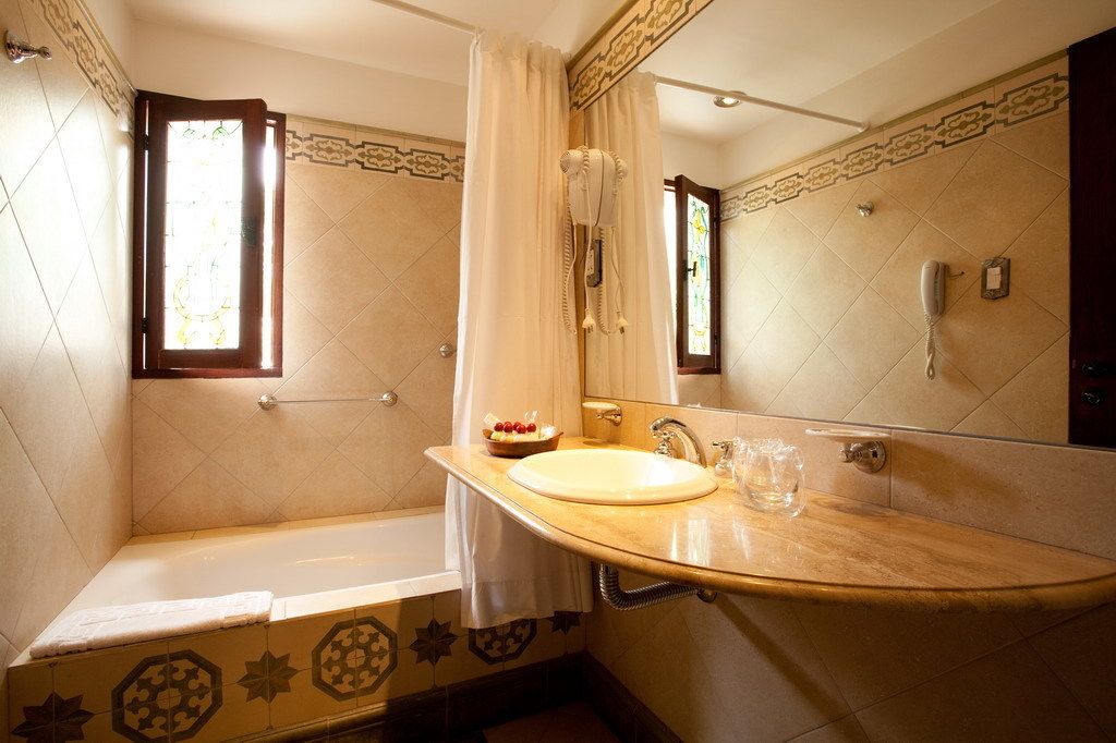 combined shower/bathtub, deep-soaking bathtub, rainfall showerhead