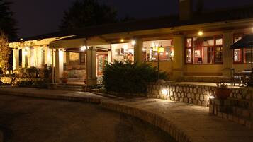 Bagian depan properti - sore/malam