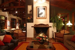 Lobby sitting area - Hostería Lunahuana (Tafi del Valle)