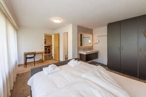 Apartment, 2 Bedrooms | 3 bedrooms, desk, laptop workspace, soundproofing - Haus Sonnheim (Zermatt)