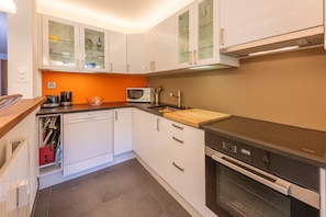 Apartment, 2 Bedrooms | Private kitchen