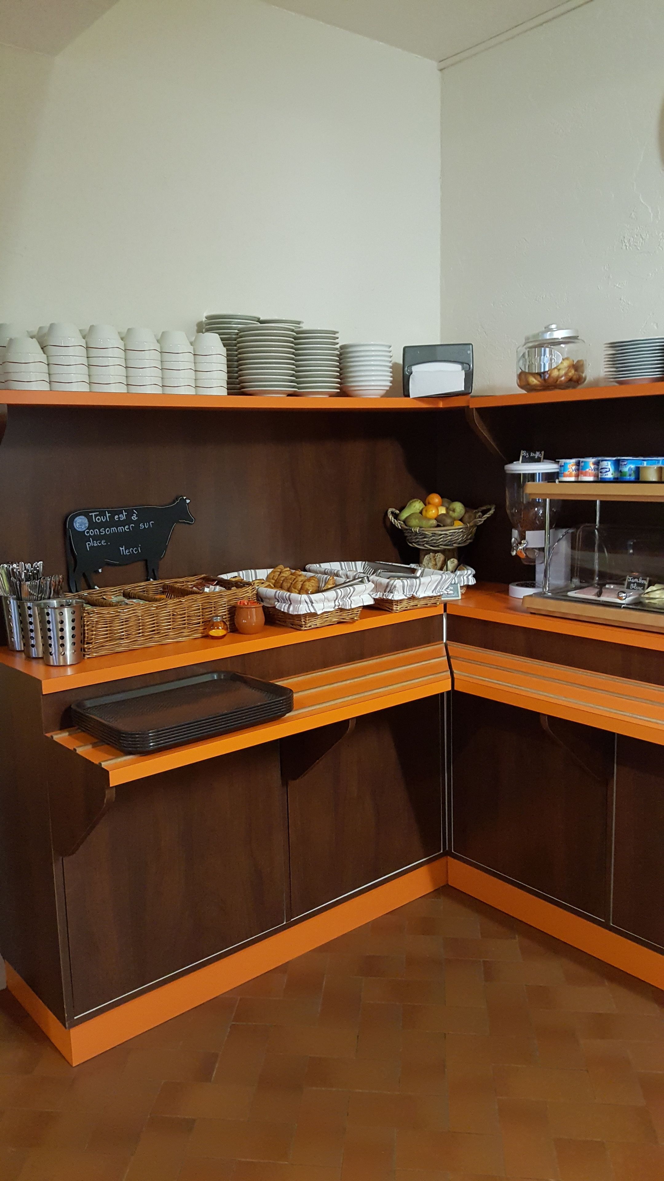 Café da manhã com buffet diário (EUR 8 por pessoa) 