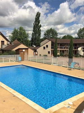 Una piscina al aire libre de temporada