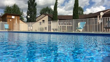 Una piscina al aire libre de temporada