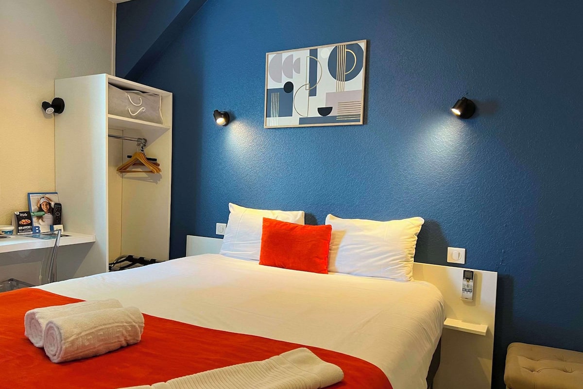 Desk, blackout drapes, free WiFi, bed sheets