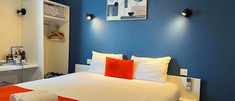 Desk, blackout drapes, free WiFi, bed sheets