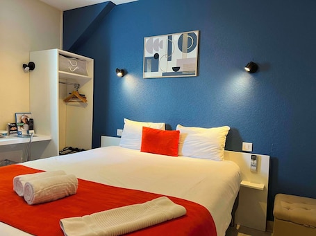 Escritorio, cortinas blackout, wifi gratis y ropa de cama