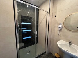 Ducha, artículos de tocador gratuitos, toallas