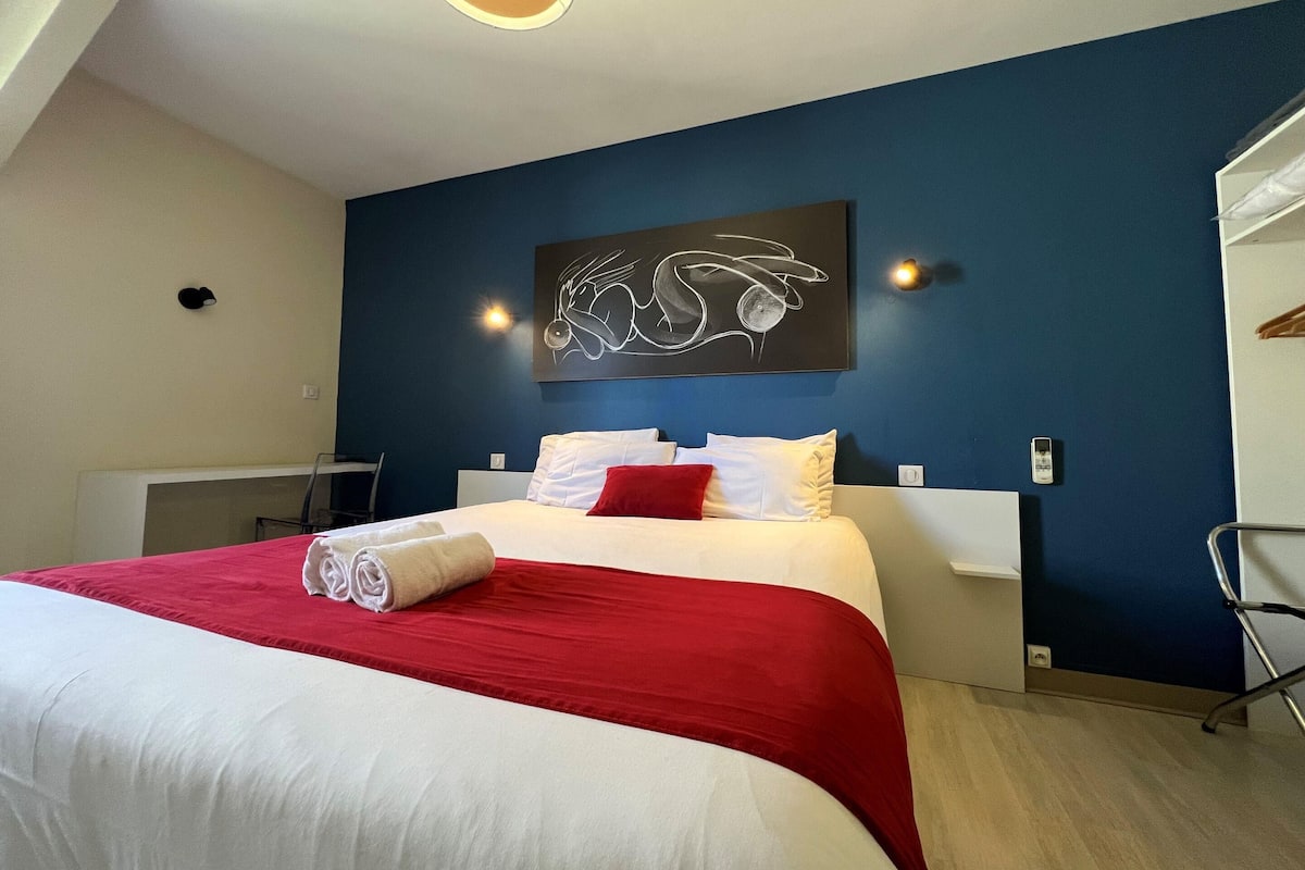 Habitación doble superior | Escritorio, cortinas blackout, wifi gratis y ropa de cama