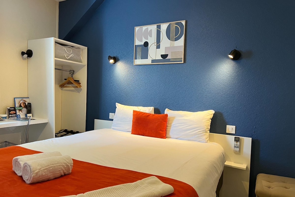 Habitación doble estándar | Escritorio, cortinas blackout, wifi gratis y ropa de cama