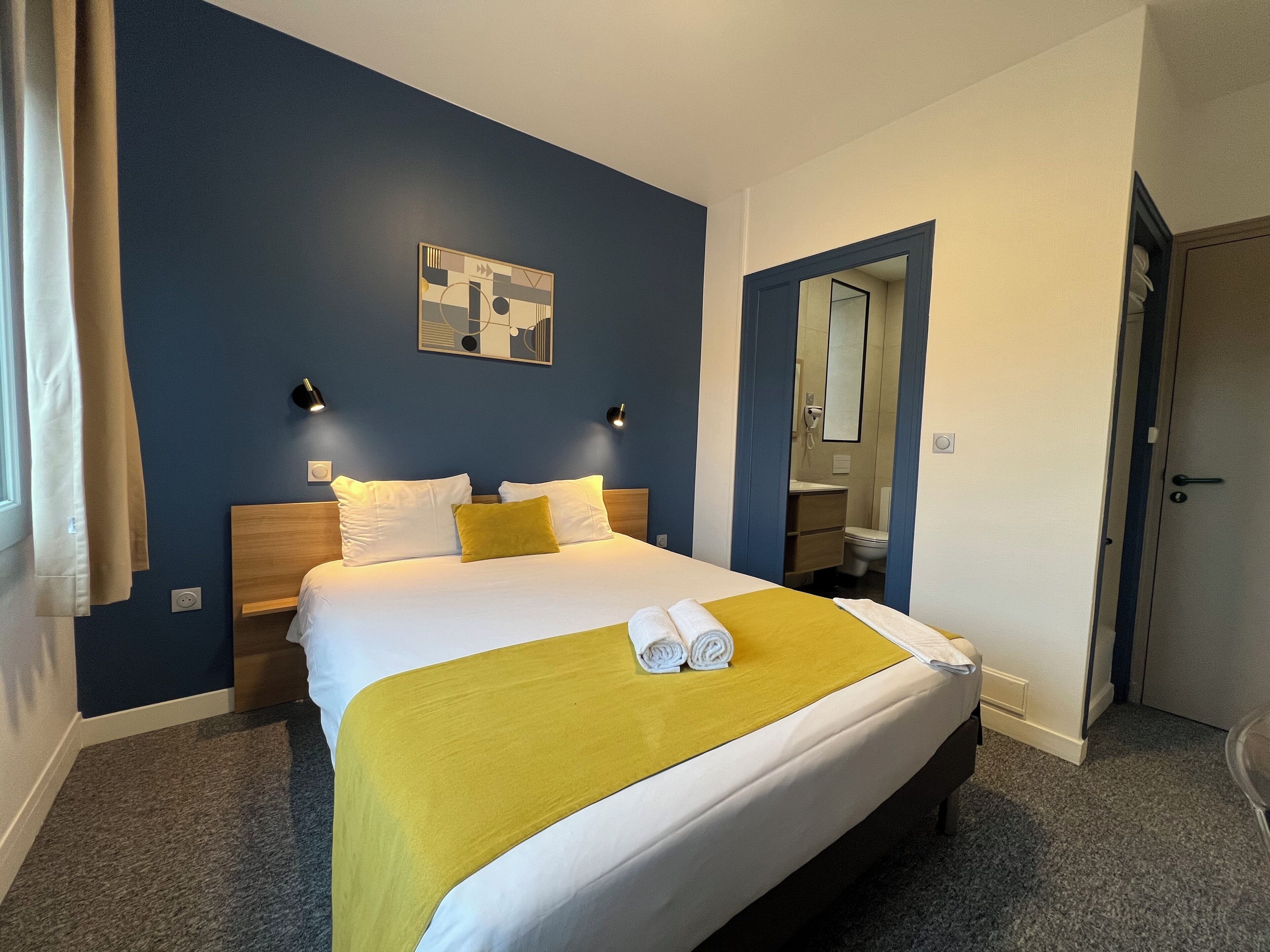 مكتب وستائر تعتيم وواي فاي مجانًا وملاءات أسرّة