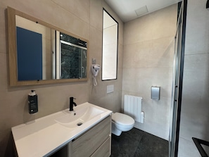 Superior Double Room | Bathroom | Shower, free toiletries, towels