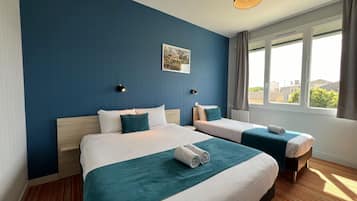 Een bureau, verduisterende gordijnen, gratis wifi, beddengoed