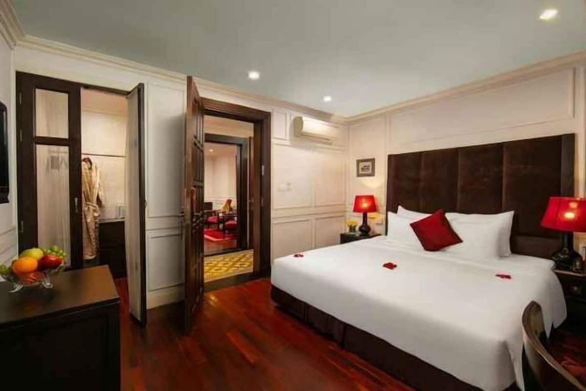 Minibar, caja de seguridad en la habitación y escritorio