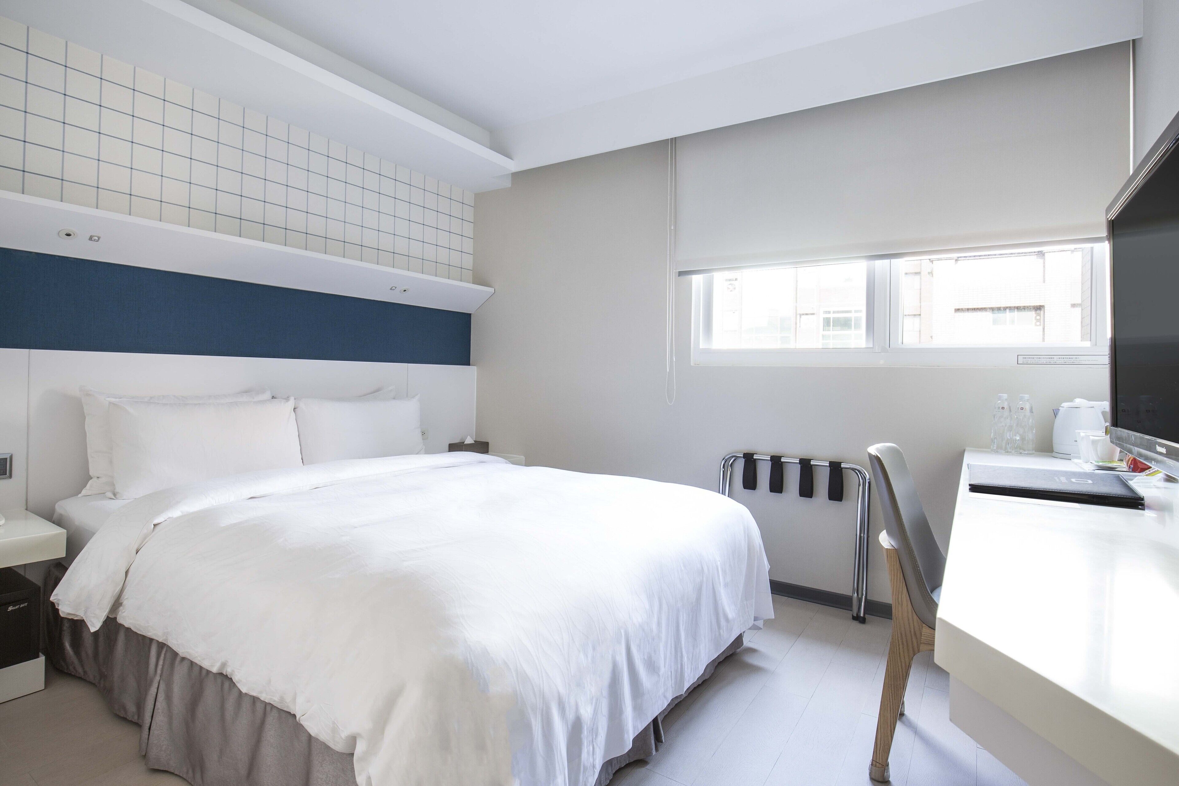 standard double room | hypo-allergenic bedding, down duvets, pillow-top beds, free minibar