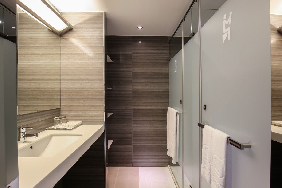 shower, rainfall showerhead, free toiletries, hair dryer