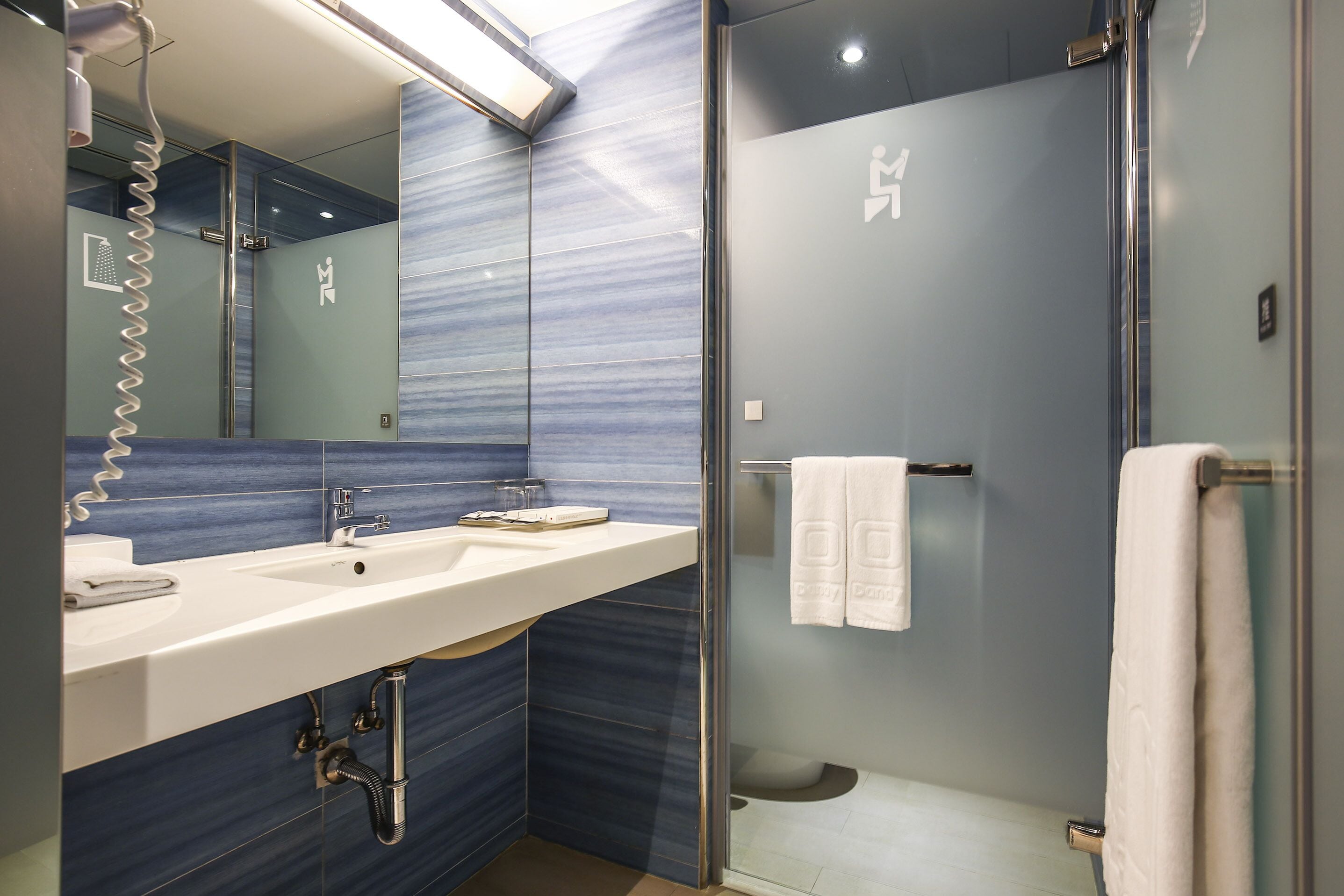 deluxe room | bathroom | shower, rainfall showerhead, free toiletries, hair dryer