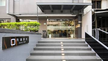 Pintu masuk properti