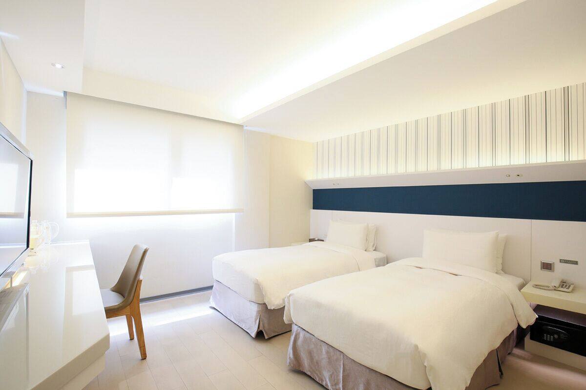 Elite Twin Room | Hypo-allergenic bedding, down duvets, pillow-top beds, free minibar