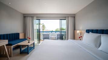 Habitación superior, vistas a la piscina | Caja fuerte, escritorio, cunas gratuitas y camas supletorias