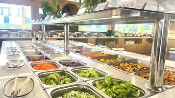 Bữa sáng buffet hàng ngày với phụ phí nhỏ