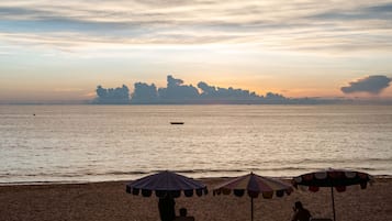 En la playa, bar en la playa