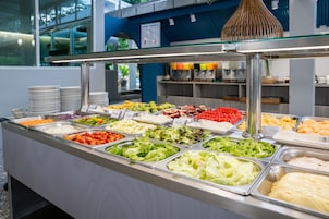 Se ofrece un desayuno bufé (450 THB por persona)