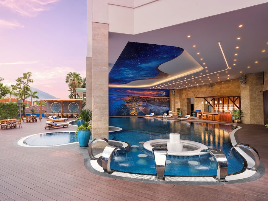 Piscina externa, guarda-sóis, espreguiçadeiras