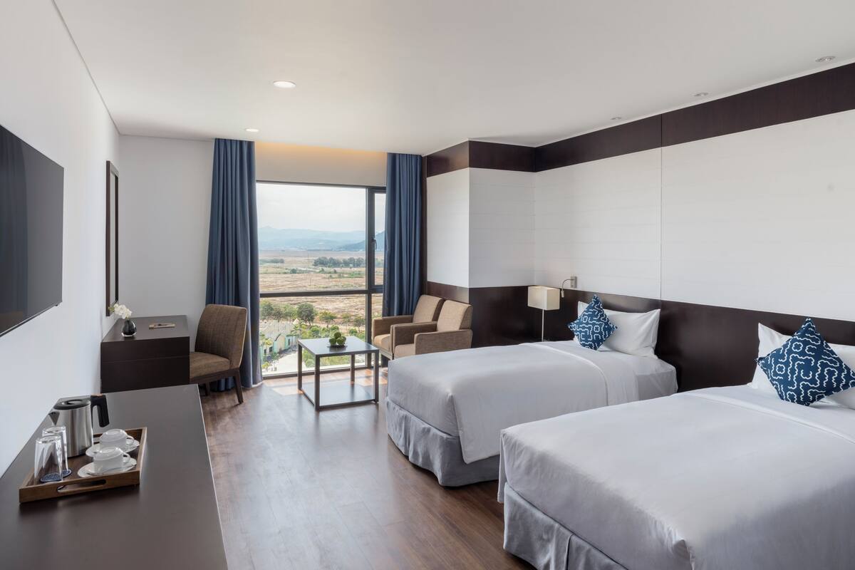 Deluxe Twin kamer | Een minibar, een kluis op de kamer, een bureau, gratis wifi