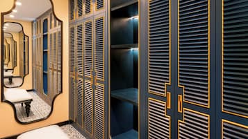 Presidential Suite | Bathroom | Separate tub and shower, jetted tub, free toiletries, hair dryer