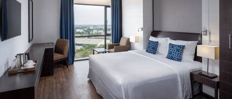 Habitación superior | 1 habitación, minibar, caja de seguridad en la habitación y escritorio