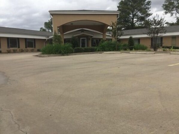 A building with a large parking lot in front. - Americas Best Value Inn Caldwell (Caldwell)