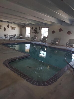 Indoor pool, open 9:00 AM to 10:00 PM, sun loungers - Americas Best Value Inn Caldwell (Caldwell)
