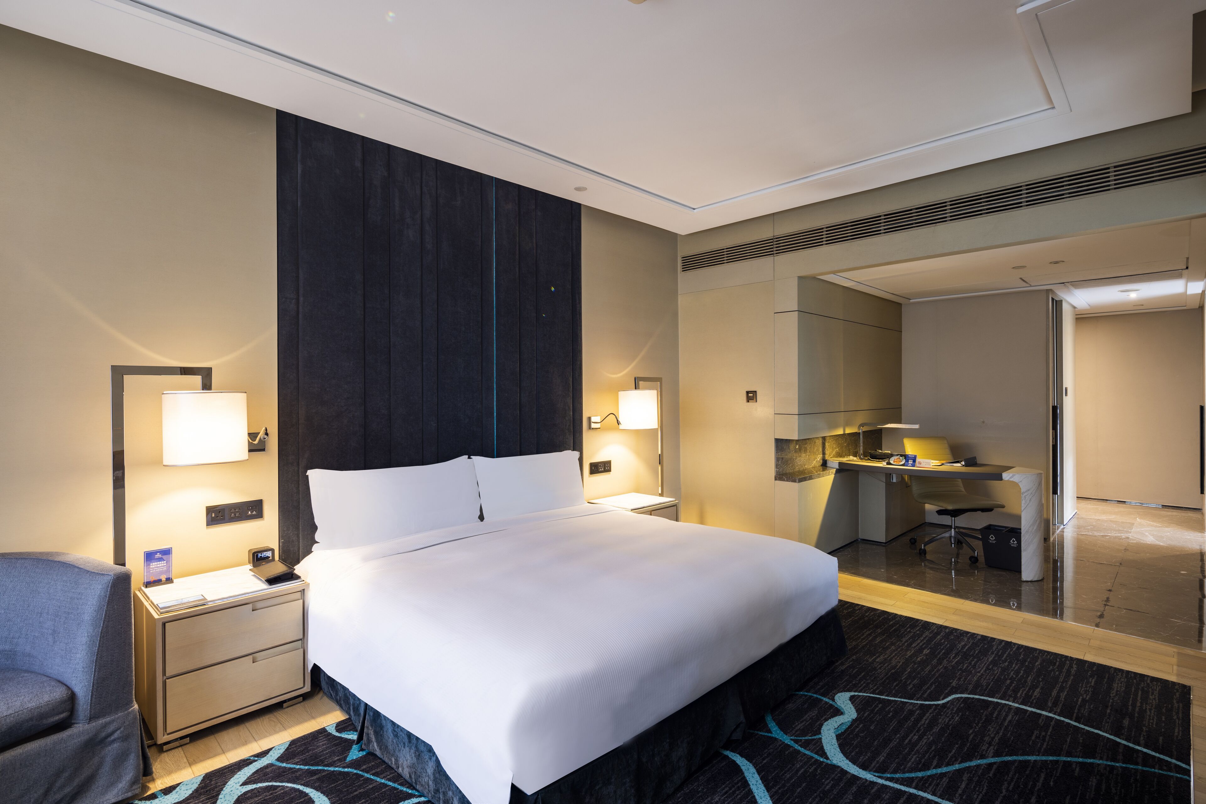 Executive Room, 1 King Bed (High Floor) | Premium bedding, down duvets, minibar, in-room safe